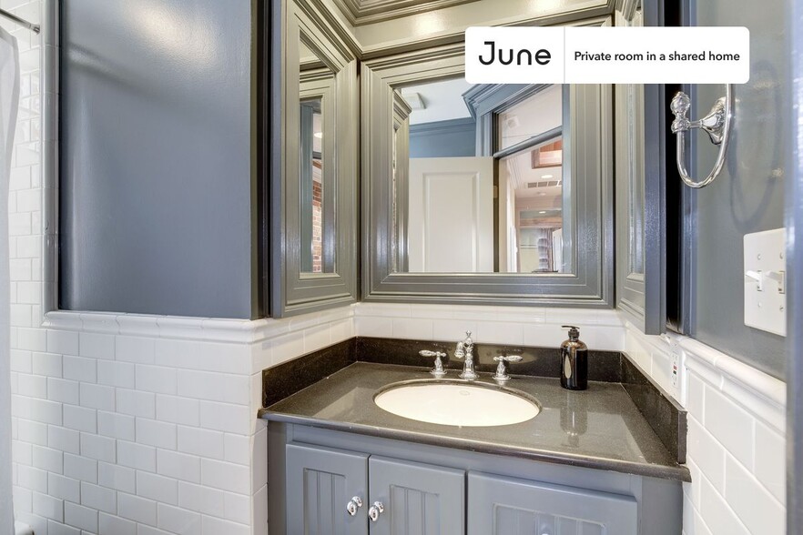 Building Photo - Private bedroom in 4 bed/3 bath Home