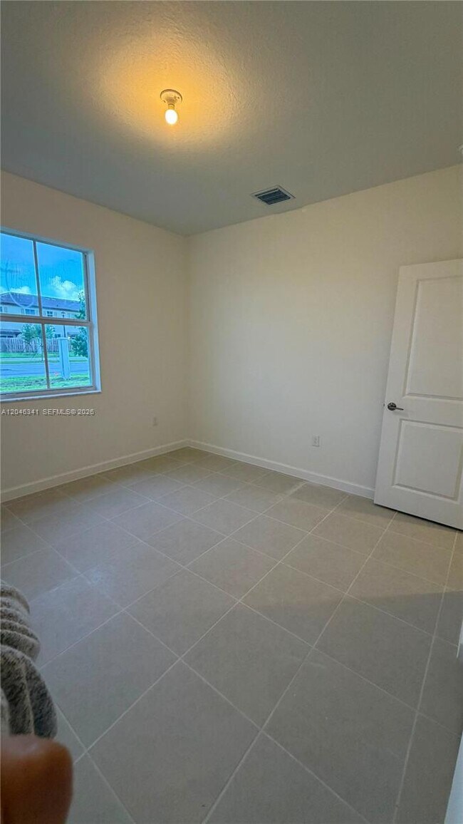 Building Photo - 2475 SE 29th Dr