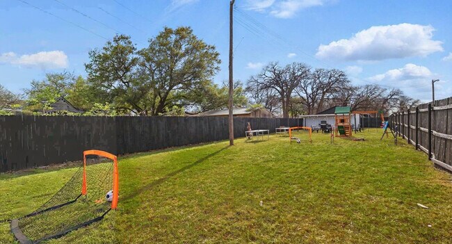 Building Photo - 2336 Minnie St