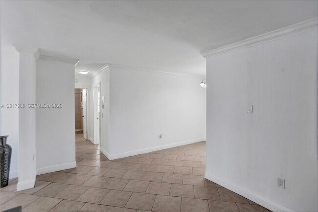 Building Photo - 713 Collins Ave
