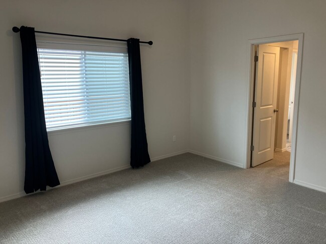 Building Photo - 2023 Three Bedroom Home in Dallas