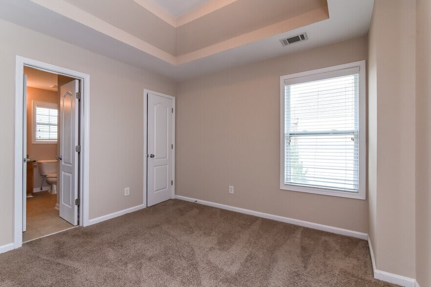 Building Photo - 917 Southfork Dr