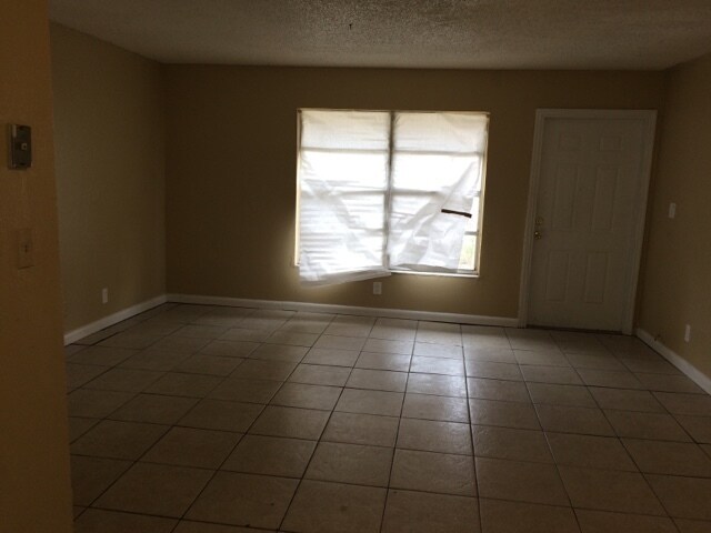 Building Photo - 1104 NW 8th Ave