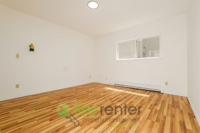Building Photo - Versatile 5 Bedroom Retreat with Office and Outdoor Living in Burien