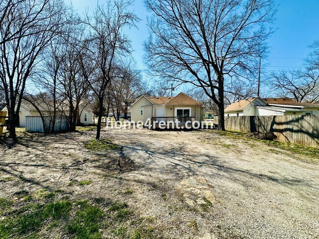 Building Photo - Updated 3 Bed, 2 Bath Ranch Home near Downtown Olathe!