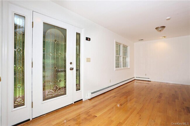 Building Photo - 80 Old Quaker Hill Rd