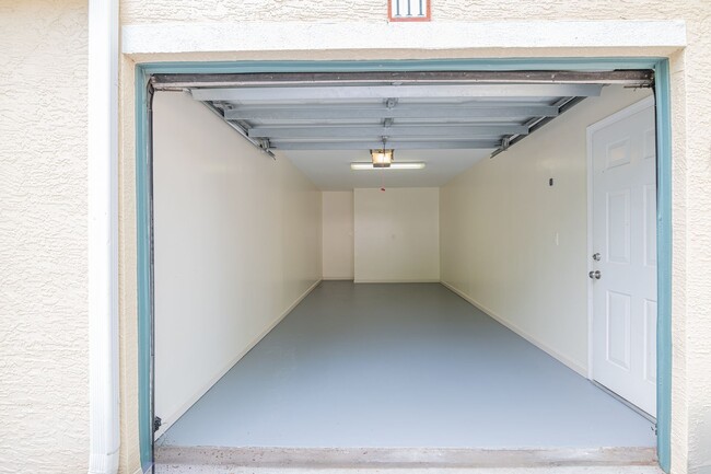 Building Photo - Beautiful 3 Bedroom, 2 Bath with Volume ceilings and Private Garage!