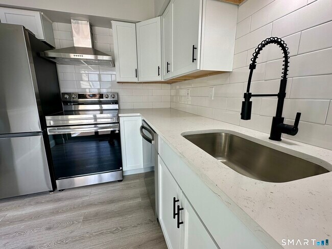 Building Photo - 629 Longfellow Dr