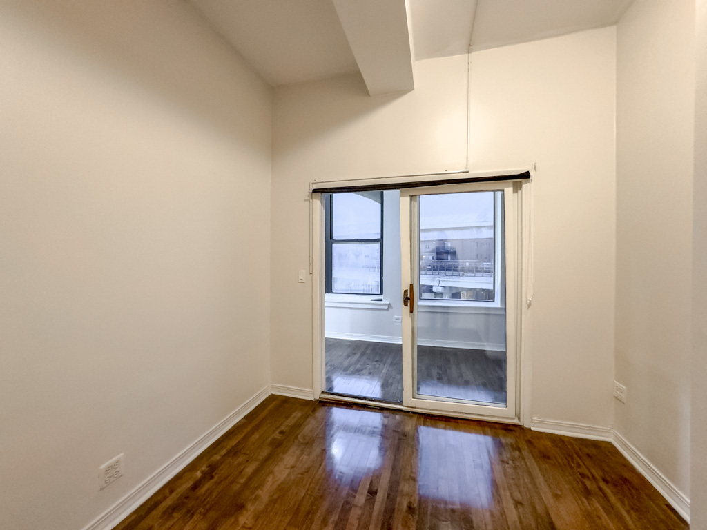 Building Photo - 3345 N Clark St