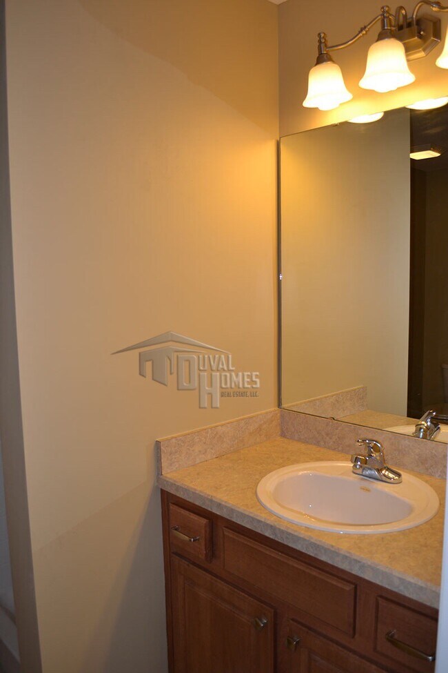 Building Photo - 212 W 38th St