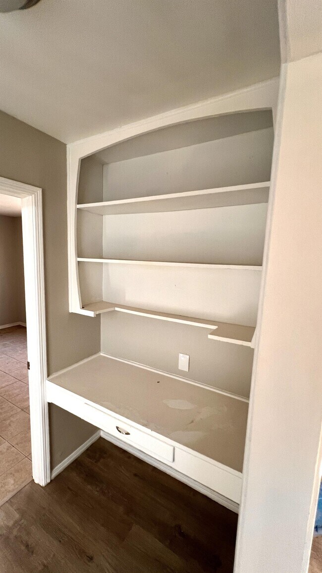 Building Photo - 2333 SW 38th St