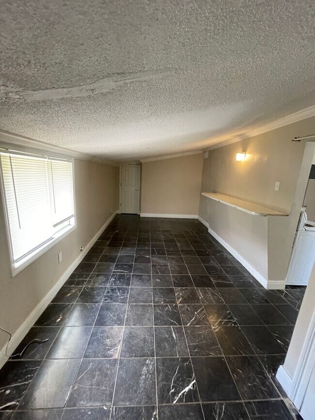 Building Photo - 1409 Sunset Dr