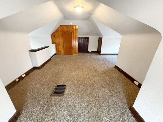 Building Photo - 4 BED 1 BATH SINGLE FAMILY HOME IN CLEVELAND!