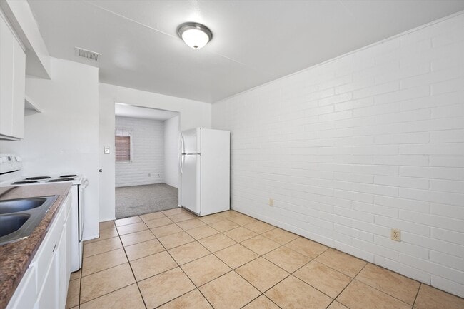 Building Photo - 4525 E Bellevue St