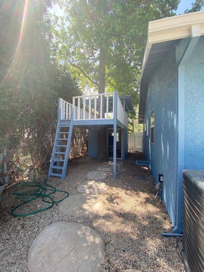 Building Photo - Remodeled 3 bed, 3 bath home on East end of Simi Valley