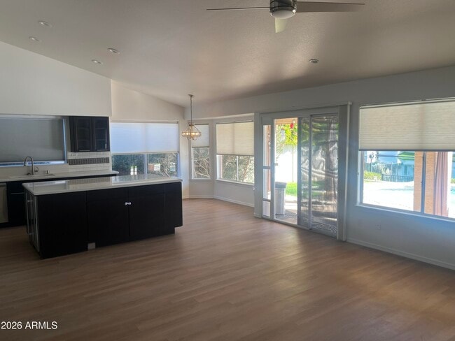 Building Photo - 3721 S Hawthorn Dr