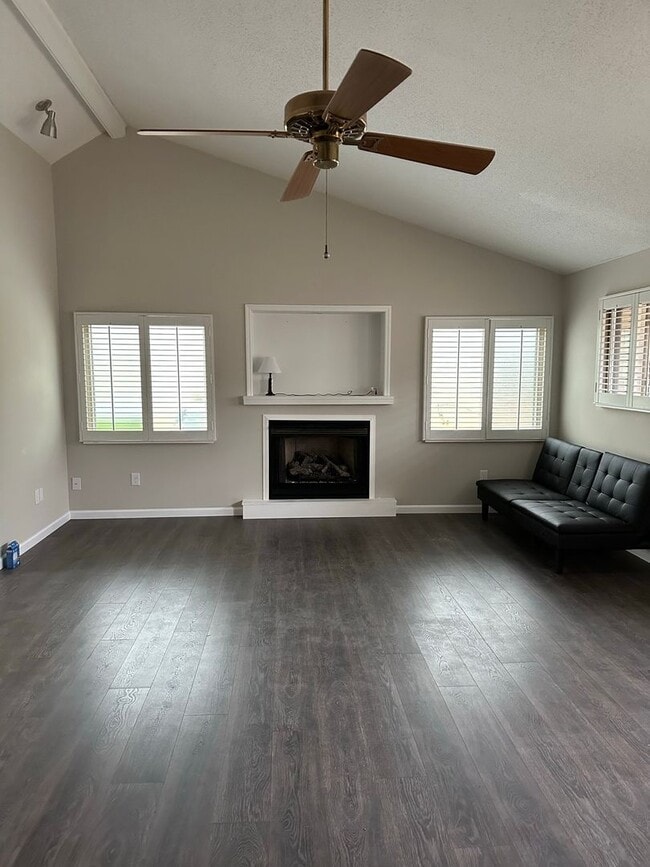 Building Photo - Waterfront Townhome