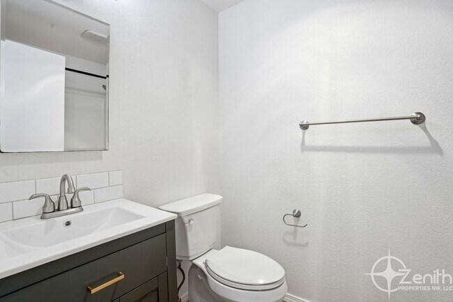 Building Photo - 13801 NE 40th St