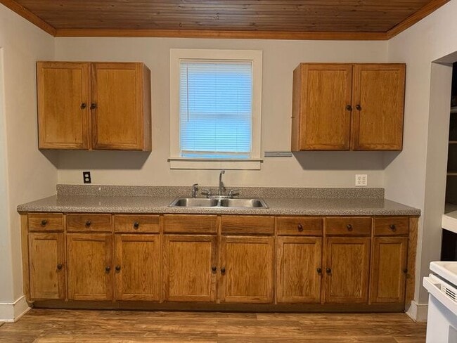 Building Photo - East Nashville Cottage - 2 Bedroom - Private Backyard