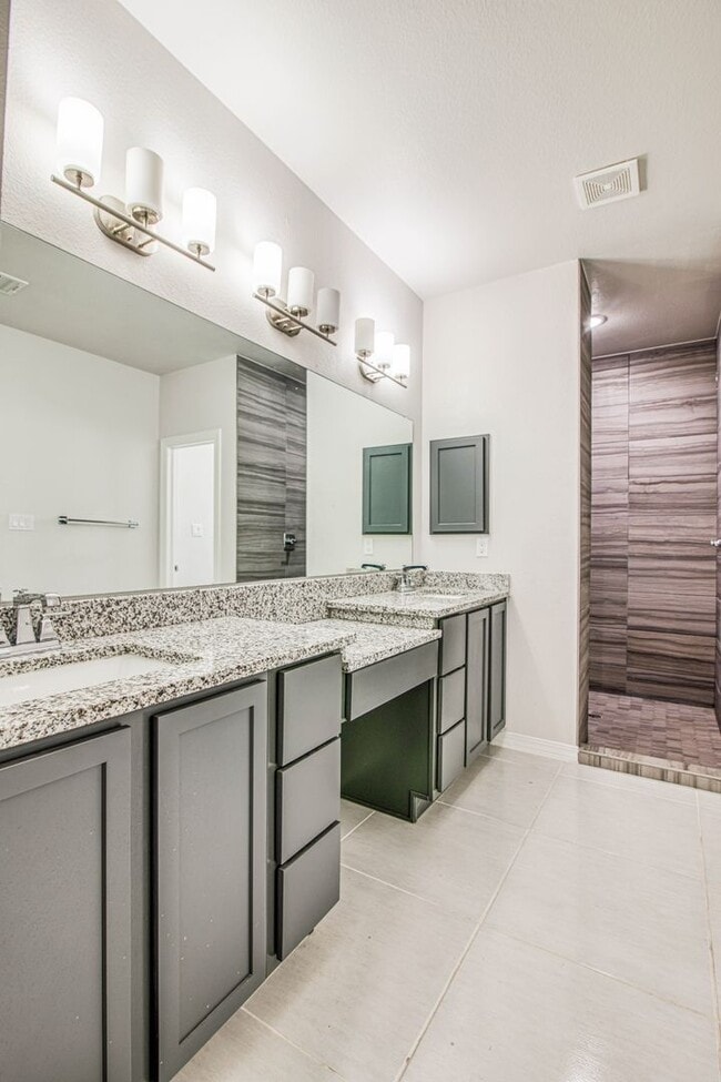 Building Photo - Beautiful  House 3 beds/3 baths. This Prop...