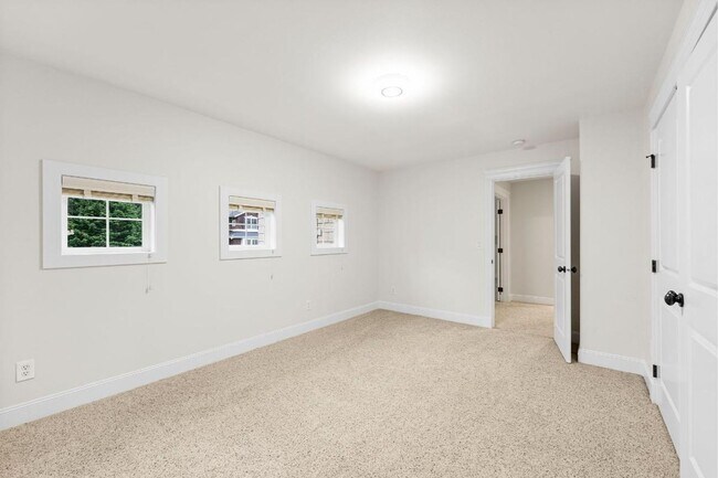 Building Photo - Elegant University Place Home with A/C, Tandem Garage, Office & Balcony Bedroom Near JBLM!