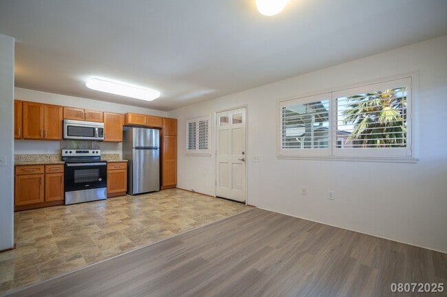Building Photo - $2200 / 1br - 500ft2 - 1br/1ba/2pkg Townho...