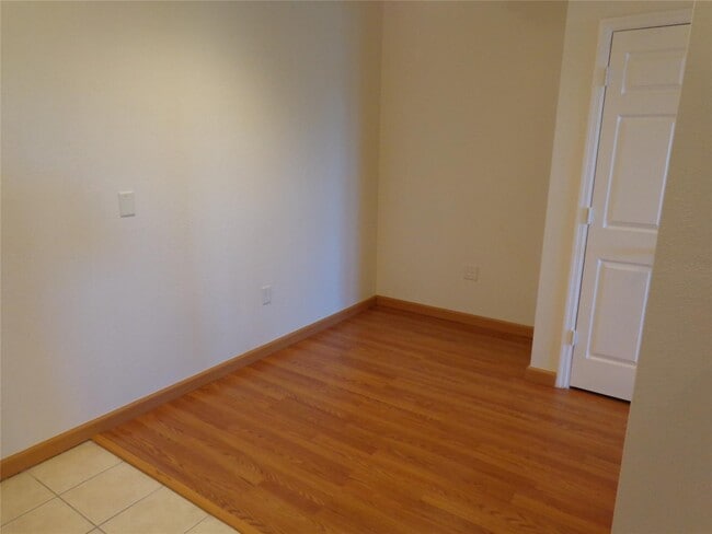 Building Photo - 533 NE 3rd Ave