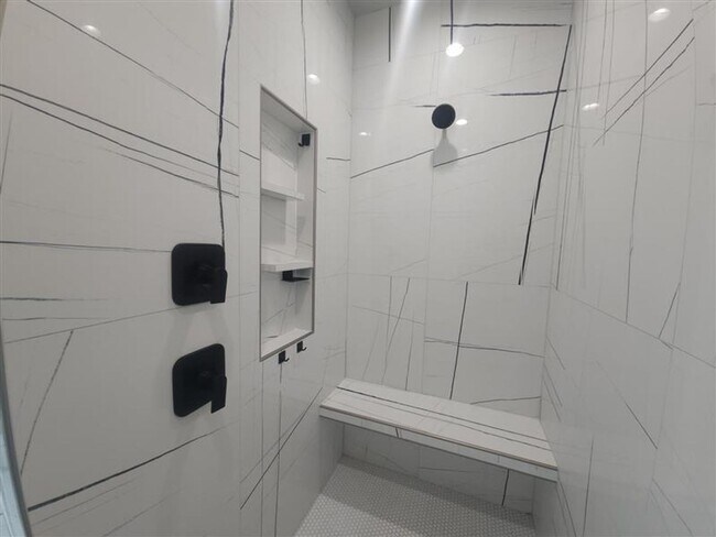 Building Photo - Move in ready luxury home!