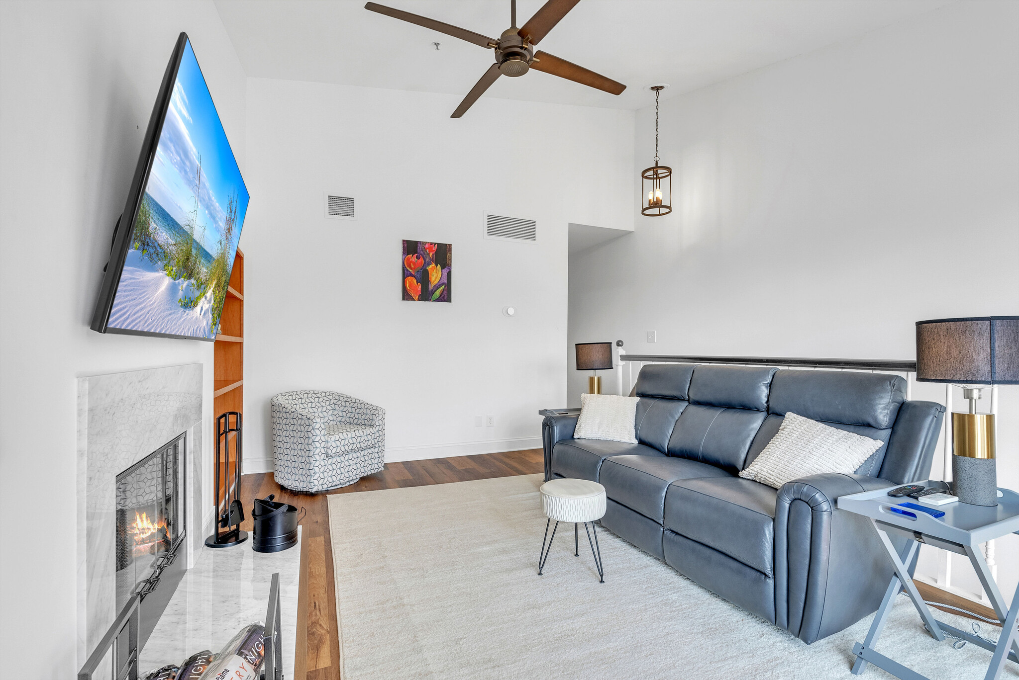 Upstairs living room with Italian leather 3-seat recliner. - 1000 Fell St