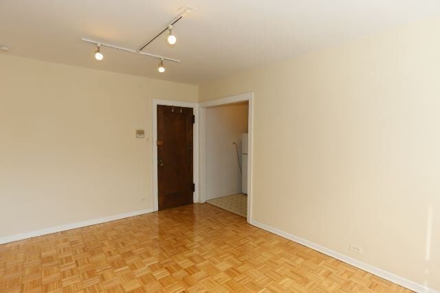 Building Photo - 629 W Belmont Ave