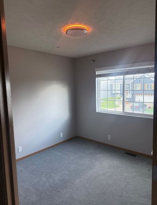 Building Photo - Spacious Elkhorn Three Bedroom!