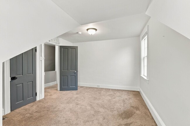Building Photo - 129 E Clay St