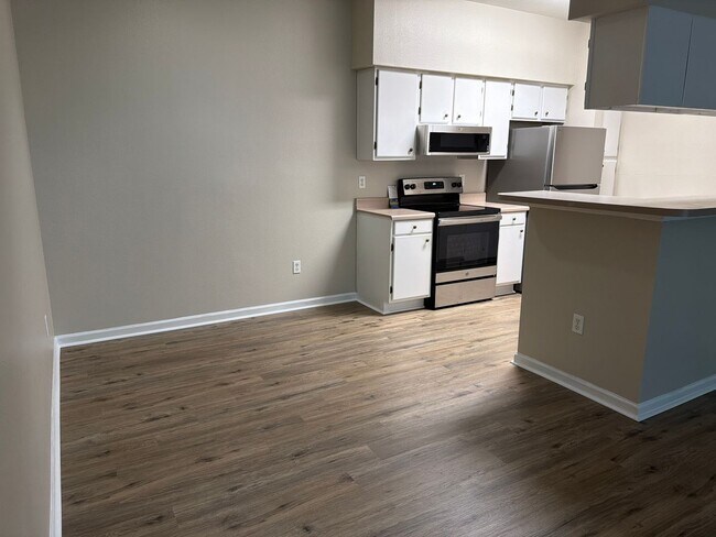 Building Photo - Three Bedroom Updated First Floor Condo at The Legends
