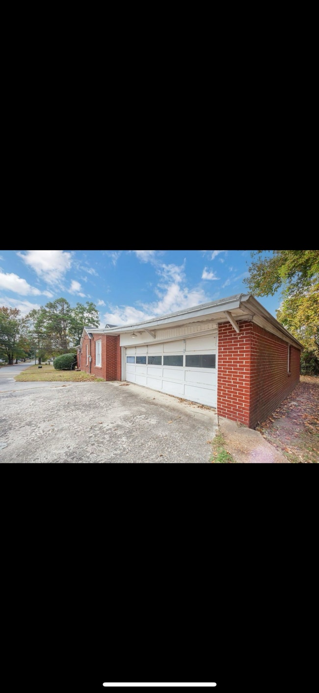 Building Photo - 805 E Jefferson St