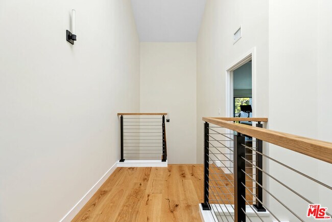 Building Photo - 1549 Palisades Dr