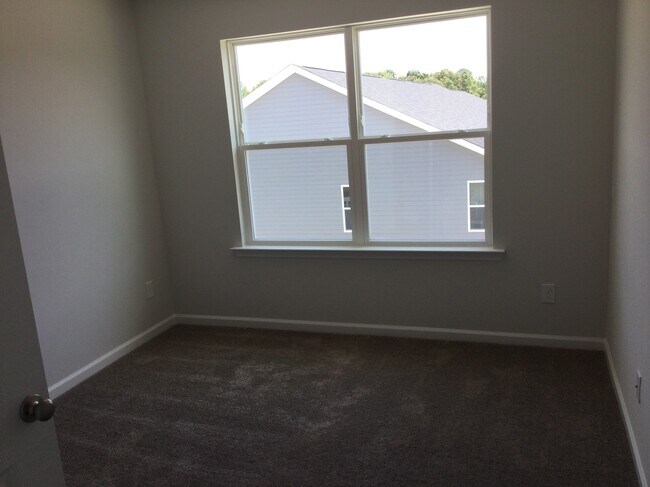 3rd floor room #1 - 208 Hickory Plains Rd