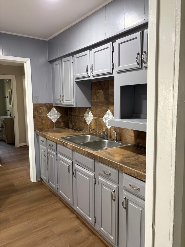 Building Photo - 5914 Ridgeway Dr