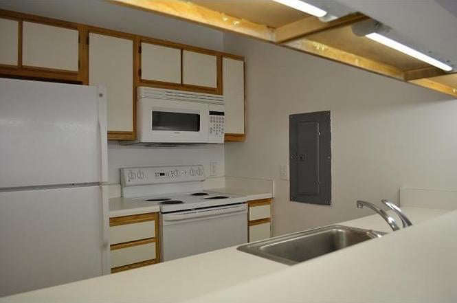 Building Photo - Room in Condo on Collegiate Cir