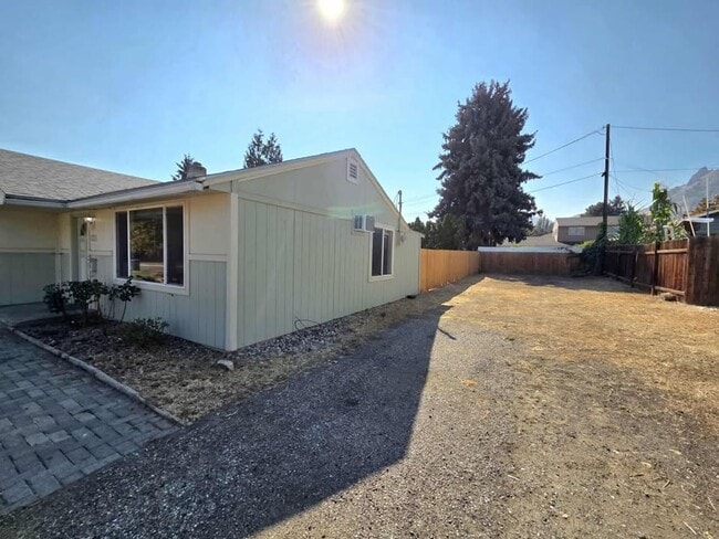 Building Photo - Two Bedrooms & One Bathroom Home $100.00 o...