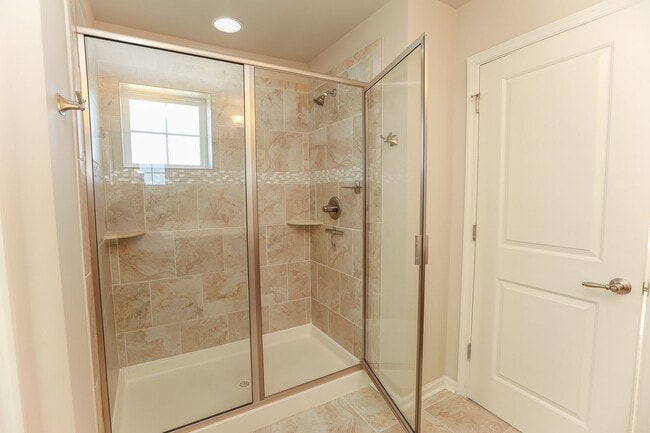 Building Photo - Exquisitely Maintained Move-in Ready!