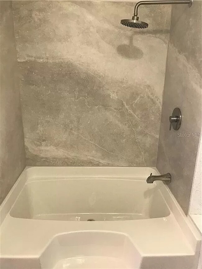 Building Photo - Updated 3 bed 2 bath