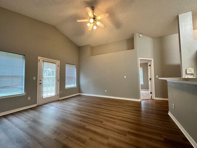 Building Photo - Beautiful 3 bedroom, two bath home off CR 220