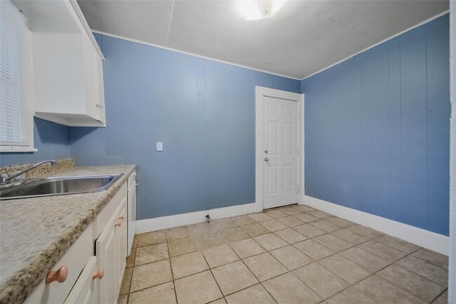 Building Photo - 3301 Dennis St