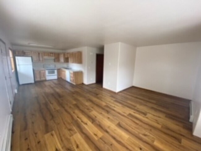 Building Photo - 2 Bedrooms 1 Bathroom 4 Plex - Belgrade