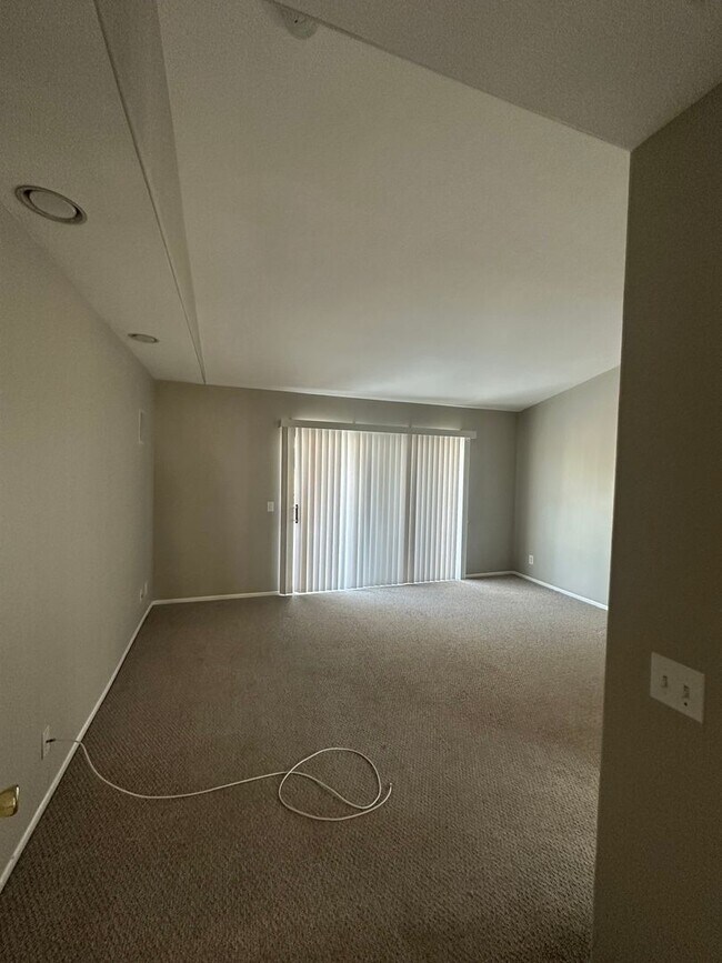 Building Photo - Beautiful 3bedroom 3bath w/ a Pool