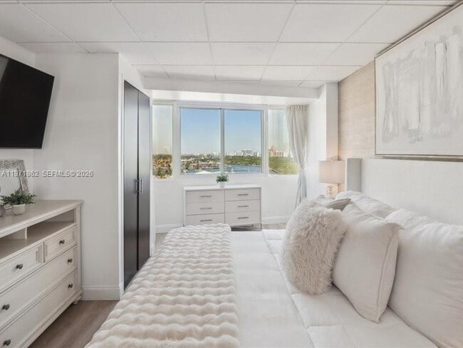 Building Photo - 2670 E Sunrise Blvd