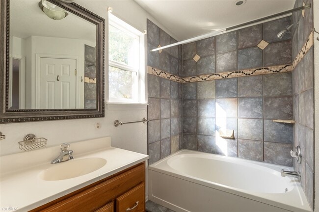 Building Photo - 3 br, 2 bath House - 2227 South Galapago S...