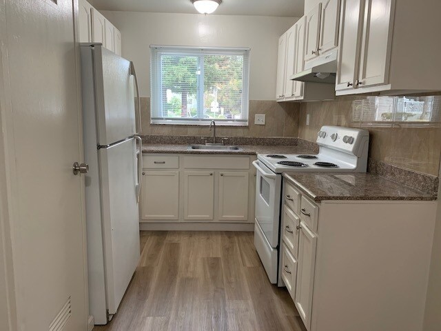 Kitchen - 969 Clark Ave