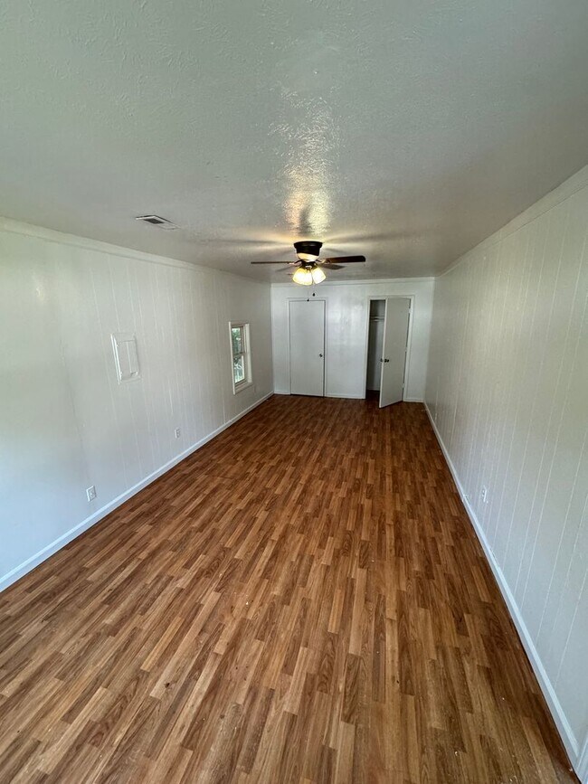 Building Photo - 3 Bedroom, 1 Bath totally fenced-in yard