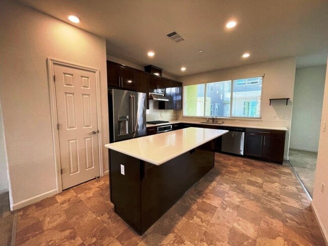 Building Photo - 168 Llano de los Robles Ave